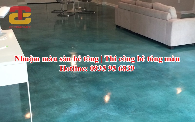 Thi công nhuộm màu sàn bê tông màu sắc đa dạng. 8 nhuom mau san be tong biet thu 2t company
